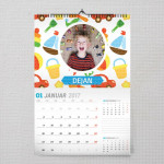 Mali dečak poklon kalendar
